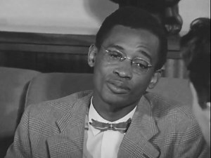 Archives – 1958 | Le jeune journaliste Joseph Mobutu révèle comment la presse congolaise de l’époque était dominée par la polémique. Lorsqu’il dénonçait les problèmes de salaires dans ses articles, il était applaudi par le public. Mais dès qu’il a changé de ton pour apaiser les tensions, on l’a accusé d’avoir trahi la cause. | Jeunes Patriotes Congolais