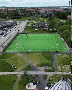 Kender du Kulbaneparken i Valby? Her finder du bl.a. den bemandede legeplads Kulværket, udekøkkenet Lanternen og skatebanen Kulgraven. Kulbaneparken ligger i det område, hvor Valby Gasværk havde hjemme, indtil det i 1964 sprang i luften ved et uheld. Efter eksplosionen blev værket nedlagt, og området blev bebygget med erhverv og boliger. Et bredt areal gennem området blev reserveret til en motortrafikvej. Vejen blev dog aldrig til noget. Og arealet blev i stedet til Kulbaneparken, som i dag er e