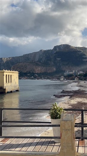 #Mondello venerdì 9 gennaio 2026 🏝️😍 mare mosso a #palermo il mare d’inverno in #Sicilia 🏖️🌊🩵 #fblifestyle | Panorama Italy