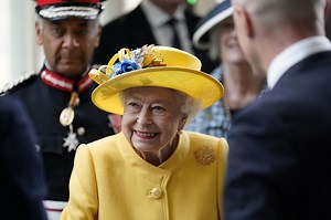 Queen Elizabeth makes surprise appearance at opening ceremony of London train line