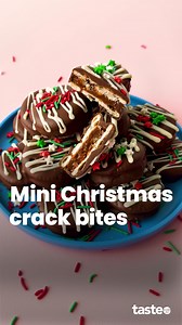 Sandwich Jatz crackers with dulce de leche, dunk them in chocolate and you have the most delicious salty-sweet Christmas crack bites. They’re make the best edible gifts – just pop them in a pretty tin! For the recipe, Google 'Taste Mini Christmas crack bites'. Recipe by @amira_georgy_ #ediblegifts #christmascrack #christmasrecipes | Taste.com.au