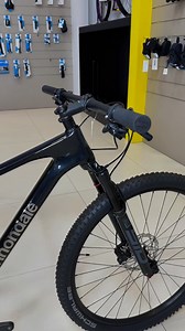 Cannondale Scalpel HT Carbon 4 XT – Sua bike para performance de outro nível! ✔ Quadro em fibra de carbono com geometria Proportional Response para maior eficiência e conforto. ✔ Suspensão Rock Shox SID SL de 100 mm com trava remota. ✔ Rodas WTB STX i23 e Pneus Schwabe Racing Ray e Racing Ralph tubeless. ✔ Transmissão Shimano XT de 12 velocidades com tecnologia Shadow Plus. ✔Peso aproximado: 11,4 kg Todo esse conforto e performance por apenas R$ 17.999,00 à vista Interessou? Solicite nosso atend