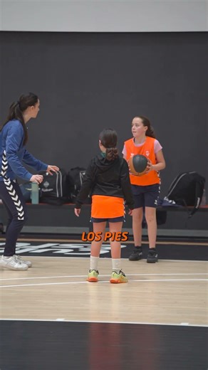 🏕️🎒 Campus Y Escuelas | Bote amplio para no hacerse pequeño con el balón | Valencia Basket #shorts