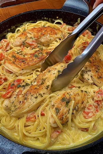 ITALIAN CHICKEN PASTA INGREDIENTS 12 ounces pasta (penne or rotini) 2 cups cooked chicken, sliced or diced 2 tablespoons olive oil 3 cloves garlic, minced 1 cup cherry tomatoes, halved 1 cup heavy cream 1/2 cup grated Parmesan cheese Recipe in First Coʍmеոτ 💬👇 | Easy Dinner Recipes
