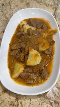 Bistec en salsa roja con papas #cooking #easyrecipe #cookingfood #shortvideo