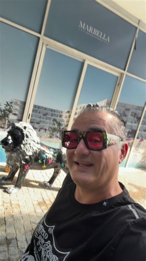 Sharyar Azhdari on Instagram: "Dubai-Immobilie gekauft und keine Lust auf 08/15-Deko? Wenn du dein Zuhause wirklich auf Luxus-Level bringen willst und bereit bist, in echte Kunst zu investieren, dann lies weiter. Ich bin Architekt & Künstler und kreiere maßgeschneiderte Eyecatcher für High-End-Immobilien – keine Standardbilder, keine Massenware, keine Galerie-Ware von der Stange. Ich komme persönlich zu euch, analysiere Raum, Licht und Design und entwickle exklusive Kunstwerke, Skulpturen oder S