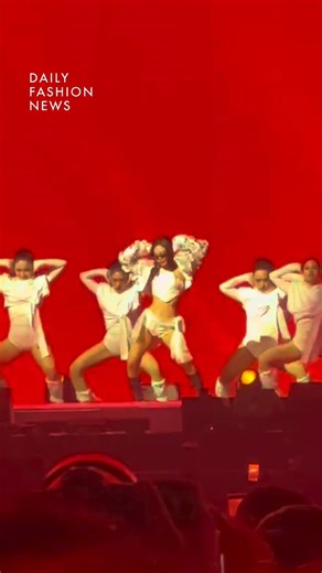 ✍🏻🤓패션 뉴스 요약 ⭐️ 데패뉴😎💅🏻 on Instagram: "쏘핫 제니의 Like JENNIE 무대 ❤️ 📍2025 MELON MUSIC AWARDS 📌2025 멜론 뮤직 어워드(MELON MUSIC AWARDS) @melon_music 📍고척스카이돔(서울 구로구 경인로 430) 🗓️12월 20일 토요일 ▪️멜론 데이터와 팬들의 투표를 기반으로 한 해 동안 아티스트가 이룬 성과를 전 세계에 알리는 음악 시상식 ▪️메인 슬로건 ‘Play The Moment’: 음악으로 연결되고 기록된 모든 순간들과 이야기를 만나보자는 의미 ▪️지드래곤, 제니, 박재범&롱샷, 올데이프로젝트, 아일릿, 에스파, 키키 등 초호화 아티스트 라인업 #멜론뮤직어워즈 #MMA2025 #MELONMUSICAWARDS 🎥 데패뉴 특파원 제보 @jade_likes_burgundy"