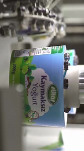 Konsa Ambalajlarında IML Teknolojisi IML terimi; “in mould labelling” kelimelerinin ilk harflerin birleştirilmesiyle oluşturulmuştur. Kalıp içi etiketleme anlamına gelen ‘’IML’’ % 100 geri dönüşümlü olup, çevre dostudur. PP (PoliPropilen) tabaka üzerinde üretilmiş etiketler, IML robot sistemi sayesinde el değmeden kalıba yerleştirilir. PP’nin kalıp içerisinde etiket ile birleşmesiyle yüksek baskı kaliteli kalıp içi etiket elde edilir. IML plastik ambalajların üretiminde en etkili ambalaj teknikl