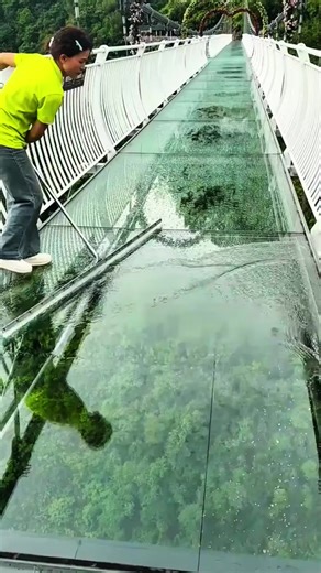 This worker fearlessly cleans the glass floor of China’s breathtaking Ruyi Bridge | Metzgerei Ogunquit Studio