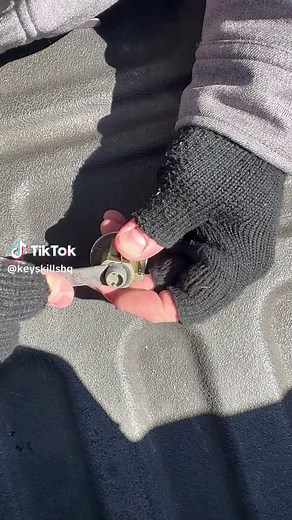 Cómo rekeyear una cerradura Kwikset paso a paso