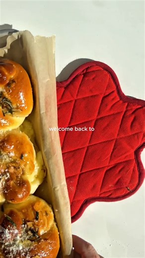 katie on Instagram: "day 1 of everything but the turkey: rosemary garlic knots 🧄🍞🐿️ pull apart layers! crispy garlic! rosemary! crunch! golden perfection! cheese! they have it all! recipe to come on substack next week 🦦🦦🦦 #everythingbuttheturkey #thanksgivingrecipes #thanksgiving #garlicknots #milkbread"