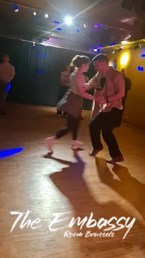 Jeudi : Lindy hop à the Embassy 19h : cours debutant avec @slops__ et @jujitra 20h : cours intermédiaire 21h : soirée swing #coursdedanse #écolededanse #danse #lindyhop | The Embassy Room Brussels