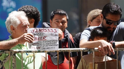 Todas las fotos | Banderas argentinas y carteles a mano, el color de los manifestantes en apoyo a Milei