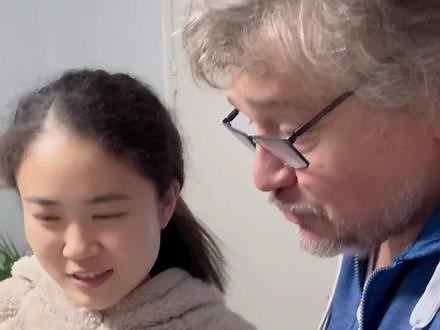 塞尔维亚舅舅下决心要跟我学中文，看看他的第一节中文课学的怎么样#塞尔维亚 #海外生活 #海外奇遇见闻录 #国外生活日常vlog #外国人说中文 - 抖音