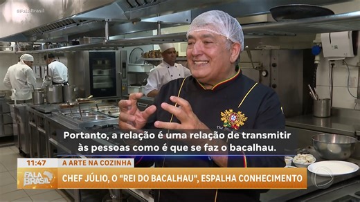 12K views · 189 reactions | O renomado chef português Júlio Fernandes está no Brasil para compartilhar seu extenso conhecimento sobre a preparação do tradicional bacalhau. Proprietário de um prestigiado restaurante em Lisboa e apelidado de "rei do bacalhau", ele trouxe consigo uma receita especial: as pataniscas de bacalhau. Esta é uma das mais de 400 variações que o ingrediente permite na cozinha portuguesa. #FalaBrasil | Fala Brasil | Facebook