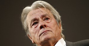 MUSIQUE. Alain Delon revient à la chanson, plus de 40 ans après "Paroles, Paroles"