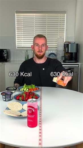 Losing body fat is simple when you understand this… And that doesn’t mean you can’t have snacks!! You just need to nail your calories and protein target every day and you’re golden 👌 👍 The left hand side snacks were - . 200g Veg sticks (carrot, cucumber, celery) . 1 Tub Obeys Hi Protein Tzatziki Dip . 1 YoPro Perform . 4 Salt & Vinegar Rice Cakes . 1 Raspberry & Pomegranate low sugar drink . 230g Strawberries 👎 The right hand side was - . 1 Organic oat slice bar . 30g Macadamia Nuts