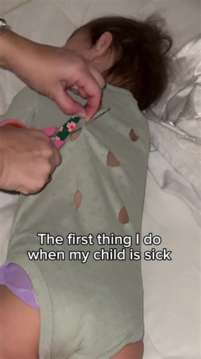 This helps regulate your baby’s body temperature. It improves air circulation and helps maintain a comfortable level of warmth. Babies under one year old can’t fully control their body temperature yet — their bodies are still developing. Even small temperature changes can lead to overheating or getting too cold. A T-shirt with small holes allows air to circulate more freely, reduces excess sweating, and still helps retain warmth if the room is cool. Of course, it’s not magic — but sometimes the 