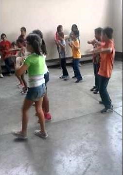 Niños de 7 años bailando menea tu chapa