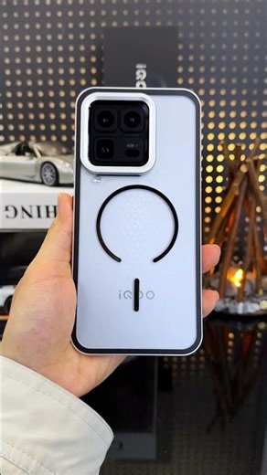 iQOO 15 Ultra Features a unique, breathable aluminum alloy frame with an automatic snap-on design.