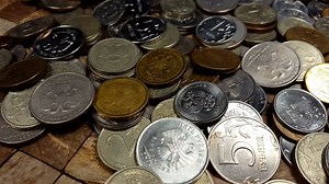 Russian money rotate on the table. | Premium 影片庫