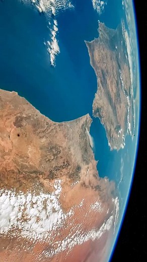 Partenariat rémunéré avec URWERK autour de leur modèle UR-100V LightSpeed. Une montre unique, pensée pour représenter quelque chose d’incroyable : le temps que met un rayon de lumière à voyager du Soleil jusqu’à chaque planète du Système solaire. Elle ne se contente pas d’afficher l’heure : elle transforme les distances interplanétaires en un langage que l’on peut enfin visualiser. Un rappel fascinant que la lumière, elle, mesure l’Univers, et que chaque seconde que nous vivons est déjà un fragm