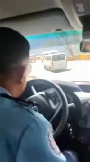 EXCLUSIVE! Private van, nagcounterflow sa Kennon Road habang tumatakas sa mga humahabol na LTO enforcers! Muntik na niyang mabangga ang ilang sasakyang paakyat ng Baguio kahapon. Nang maabutan, nadiskubreng colorum van pala na may sakay na 8 pasahero kabilang ang isang menor de edad. Driver ng van, nabistong wala ring dalang lisensya. Mala eksena sa pelikulang habulan ng LTO Enforcers at isang van. | John Consulta