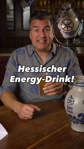 🍏 Wie geht eigentlich Rauscher? Der Rauscher ist Hessens ehrlichster Energydrink – nicht mehr ganz Apfelsaft, noch kein Äbbelwoi. ⚡️ So irgendwo dazwischen – wie Eschborn: noch nicht Frankfurt, aber steuerlich schon verdächtig nah dran. 😏 Fängt an wie Limo und endet wie ein Abend im Kaisersack, wenn du beim falschen Händler eingekauft hast. Er schmeckt erst wie Kindergeburtstag im Dornbusch, und dann haut er dir in die Fresse wie Max Coga beim MMA-Fight. Runde eins: Säure. Runde zwei: Gärgas. 