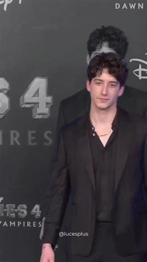 Lucesplus on Instagram: "¡Rapunzel deja la torre y vuelve en carne y hueso! Disney confirmó a Teagan Croft (Titans) y Milo Manheim (Zombies) como los protagonistas del esperado live-action de Enredados 🟣💛 🎥 Dirigida por Michael Gracey (The Greatest Showman) y escrita por Jennifer Kaytin Robinson (Do Revenge, Thor: Love and Thunder), la película ya tiene su elenco principal, aunque aún no hay fecha de estreno. ✨ Croft debutará en un protagónico para cine Disney, mientras que Manheim continúa s