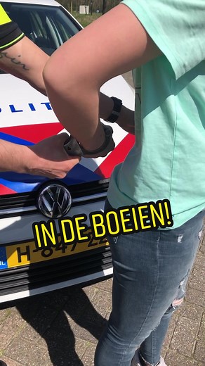 Hoe voelt dat nu, de handboeien om..?! Julia vroeg het en kwam erachter👮‍♂️👍 #handboeien #cuf #politie #vraag #antwoord #ervaring #tiktok #fy #voorjou #foryou #fyp #foryoupage #fypシ