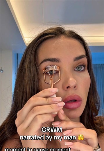 My husband does my #GRWM voiceover 😅 ‘Expertly’ narrated by @Ed Westwick - a man who sounds like applying mascara is a competitive sport. Currently taking bets on whether I nail the lippy. Here’s the makeup I used for the glow-up (ad): – @armanibeauty Luminous Silk Concealer in 6.5 Sand (brighten) & 9 Tan (contour), Fluid Sheer Highlighter in Shade 8 Rosy Glow – @pradabeauty Dimensions Eyeshadow Palette in #04 Profusion (gold shimmer lid) – @yslbeauty Crushliner Waterproof Eyeliner in #5 Bleu E