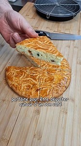 Découvre une nouvelle galette originale qui vient tout droit du Poitou-Charentes: la galette Charentaise Ingrédients : 125 g de beurre 125g de sucre 1 sachet de sucre vanillé 2 oeufs 250 g de farine 1 càc de levure chimique 1/2 càc de sel 50g de fruits confit Moule de 25 cm Cuisson 180°C pendant 20 min #recette #galette #recetterapide #recettesimple #patisseriekiltac #fblifestyle | Pâtisserie Kiltac