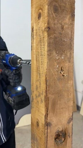木材に穴を開けるための手持ち式電動ドリル