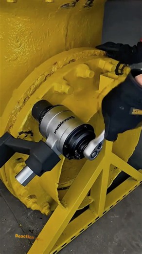 Using High-Ratio Mechanical Torque Multiplier to Torque Industrial Flange Bolts