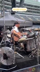 Le 28 juin 2011, le clip vidéo Coldplay EveryTeardrop Is a Waterfall, réalisé par Mat Whitecross, a été diffusé au public. Les differents décors colorés et graffitis ont été peints par l'artiste du groupe "Paris" #EveryTeardropIsAWaterfall, 📀 #MyloXyloto #ColdplayFans ✨️💫 Soundchecking #ColdplayChicago | Coldplay Spirit France