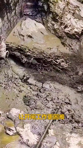 178K views · 912 reactions | 为什么大坝要定期放放水？一旦形成管道堵塞后果不堪设想 #大坝泄洪 #清淤 #解压 #涨知识 | 时事追击 Breaking News | Facebook