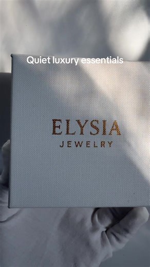 Freshwater pearls with 18K gold accents — elegance in its quietest form. #quietluxury #pearljewelry #daintybracelet #minimaljewelry #goldjewelry