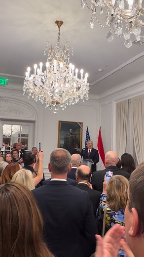 🇭🇺🇺🇸 A megérdemelt gratuláció: miután hatalmas sikert aratott a magyar delegáció Washingtonban, nagy taps fogadta Orbán Viktort a magyar nagykövetségen! | Deák Dániel
