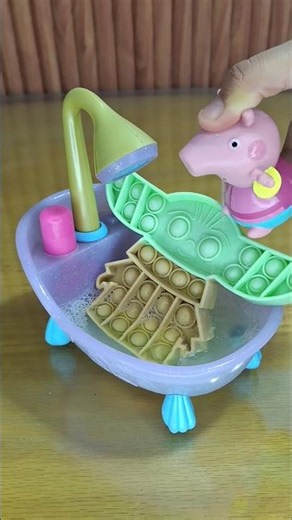 Baby Yoda Pop It Bath Time Fun with Peppa Pig! 🫧✨