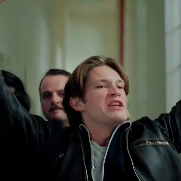 Leather jacket.Blonde messy hair.A cigarette.That’s Winne🤍 #damianhardung #damianhardungedit #unserewunderbarenjahre #ourmiracleyears #german #series #edit