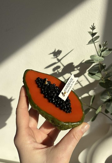 Wait for the cut! 🔪🥭 Can you believe this Papaya is actually a 100% handmade beeswax candle? Every seed is sculpted by hand. ✨ Perfect tropical decor or a unique gift idea! 🕯️💖 #candlemaking #papaya #satisfying #handmade #waxart