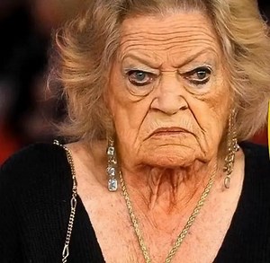 👀‼️From beauty to gargoyle! 😳 In her time, this actress dazzled with her refined beauty and talent. 🕰️ She enchanted the world, and women aspired to be like her. 🥺 For years, she was a symbol of beauty, femininity, and style. 🔥💫 But time was not kind, and she lost her charm and popularity. 😔 Swipe down to the featured comment to see her past looks and find out who she is. 📸⬇️See more in 1st comment⬇️ | Awesome Story