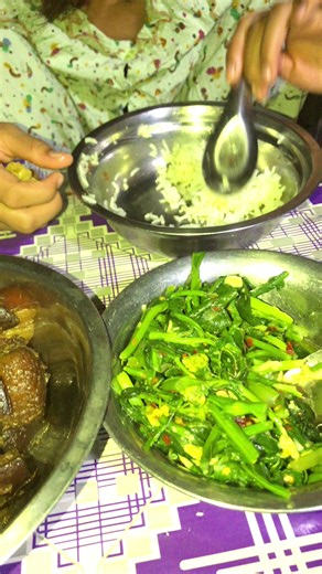 အိမ်ကအငတ်မလေး ချစ်စရာပုံစံ — ပလောင်းနဲ့စားနေတဲ့ TikTok လိုစတိုင်