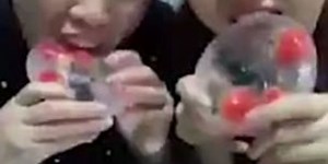 Eating ice in front of the camera, the most widespread trend in Chinese social networks (Video)