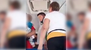 Se desatal batalla campal con todo y bebé dentro de autobús en movimiento