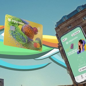Uz OTP m-bank aplikaciju i Junior karticu deca uče da odgovorno raspolažu novcem uz uvid u stanje na računu. | OTP banka Srbija