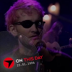 9.4K views · 738 reactions | 烈 Il 25 gennaio del 1994 gli Alice In Chains pubblicavano l'EP "Jar Of Flies" Fu il primo EP nella storia a raggiungere il primo posto nella classifica USA Il disco fu realizzato in una settimana per testare il nuovo bassista, l'ex Ozzy Osbourne Mike Inez A differenza degli altri lavori il sound era in gran parte acustico, come quello di uno dei brani più amati della band, Nutshell | Radiofreccia | Facebook