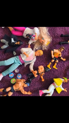 RetroMania Örebro – En värld av nostalgi och fynd! Lördag 28 februari förvandlas Conventum till ett paradis för alla som älskar leksaker, tv-spel och retrovibbar. Över 300 bord dignar av prylar som väntar på nya hem – från klassiska konsoler till glömda barndomsfavoriter. Det är roligt för alla – stora som små, nördar eller nyfikna. Kom och fynda, minns, spela, skratta och upplev magin tillsammans. RetroMania – där varje bord berättar en historia. Länk till biljetter hittar ni i kommentarsfältet