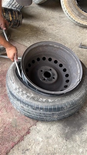 Watch how to remove a car tubeless tyre from the rim manually without a tyre-changing machine. An easy and satisfying tyre removal process for tyre mechanics! Would you try this manual tyre removal method? Let me know in the comments! #tyre #mechanic #repair #truck #shorts