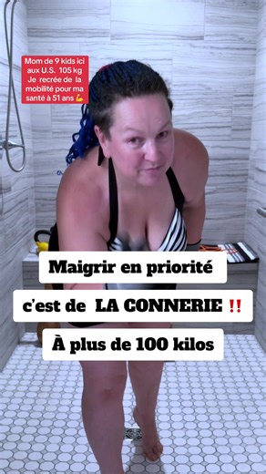 Il y a un an, j’avais du mal à monter et descendre les escaliers sans aide. Aujourd’hui, je peux m’accroupir, travailler ma mobilité au sol, faire des inversions et retrouver une liberté de mouvement que je croyais perdue. Ce changement n’est pas venu parce que je me suis concentrée sur “maigrir”. Le jour où j’ai arrêté de faire de mon poids l’objectif principal, ma vie a changé après avoir été en obésité depuis plus de 15 ans! J’ai commencé à me concentrer sur ce que mon corps était capable de